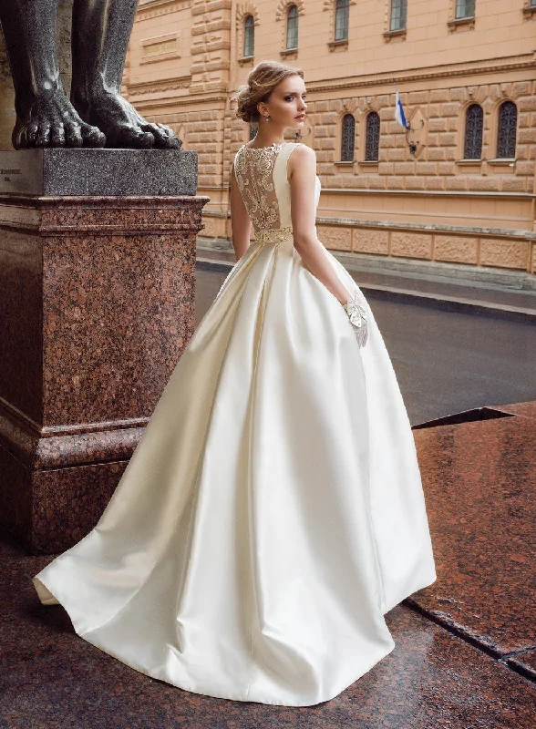 Elegant Minimalist Wedding Dress with Gorgeous Back Details