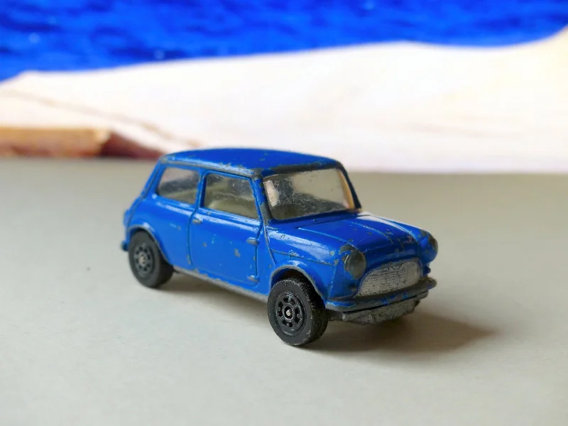 RC boats for water - based remote - controlled play​ 204 Morris Mini-Minor in mid-blue with silver base