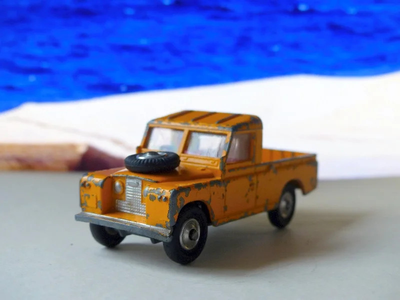 Dump trucks used in mining and building projects​ 406S Land Rover