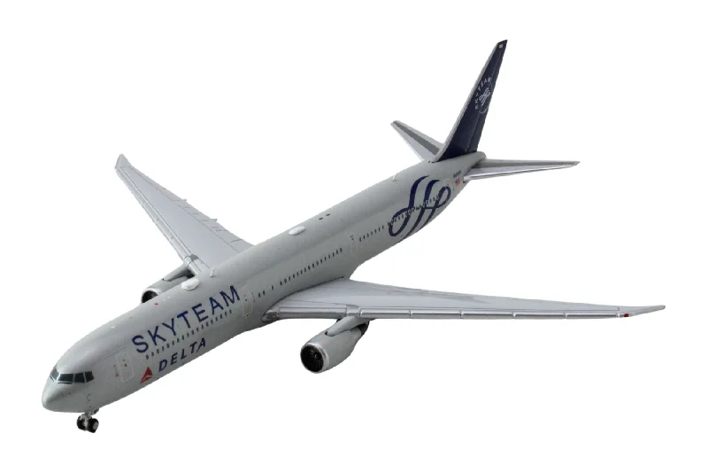 School bus model toys for kids to simulate school transportation​ Boeing 767-400ER Commercial Aircraft "Delta Air Lines Skyteam" (N844MH) Gray Metallic with Blue Tail 1/400 Diecast Model Airplane by GeminiJets